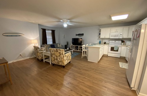 Long Beach Apartment | 2 Bd 2 Ba Spacious Condo - close to beach and shopping!