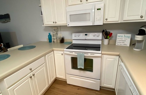 Long Beach Apartment | 2 Bd 2 Ba Spacious Condo - close to beach and shopping!