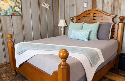 Tracy City Hostel | 2 Bed Boutique Suite at The Goat Pen - Gizzard South Room