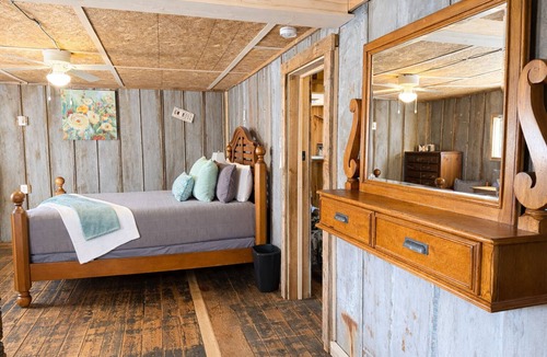 Tracy City Hostel | 2 Bed Boutique Suite at The Goat Pen - Gizzard South Room