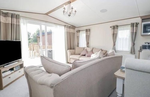 South Lakeland Leisure Village Cabin | 2-Bed Cabin - Sleeps 5 - Parking - Pet Friendly