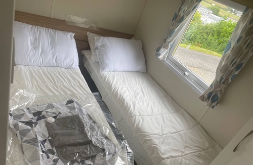 Aberystwyth Cabin | 2 Bed Caravan - Sleeps 6 - Pets - Pool - Parking