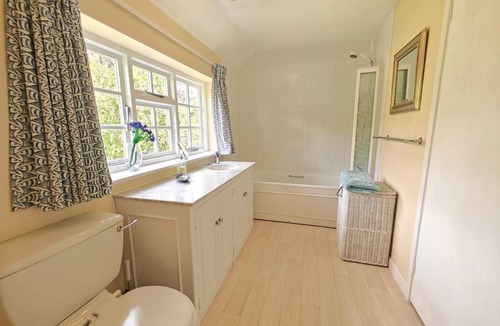 Chilmark Cottage | 2 Bed in Chilmark (oc-w32753)