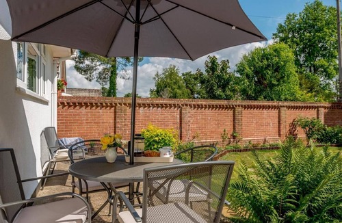 Ferndown House | 2 Bed in Ferndown (oc-78541)