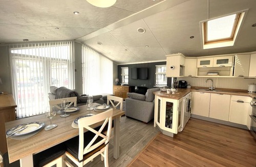 Milford on Sea Cabin | 2 Bed Lodge, Sleeps 4, Dog-Friendly