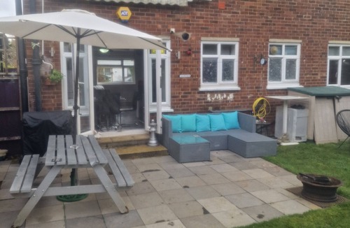 Lee Green Apartment | 2 bed sleeps 4/5 people! Garden excellent to the city 20 mins direct
