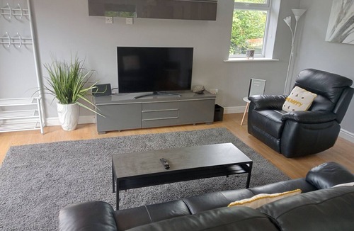 Acomb Apartment | 2 bed-Sleeps 4-Private Garden-Free Parking