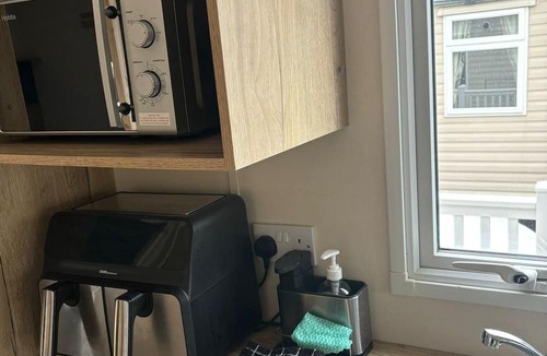 Hamworthy Cabin | 2 bed-Sleeps 6-Pets-Free Parking