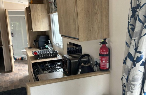 Hamworthy Cabin | 2 bed-Sleeps 6-Pets-Free Parking