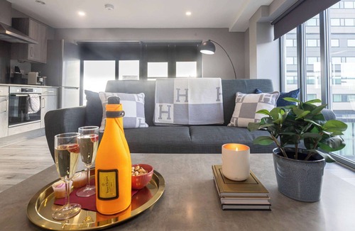 The Docks Apartment | 2 Bed Waterfront Flat | Dock Views | Liverpool