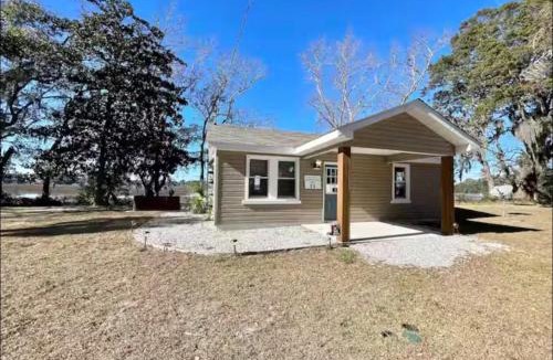 Beaufort House | 2 Bedroom - 1 Bath Waterfront Cottage with Spectacular Sunsets