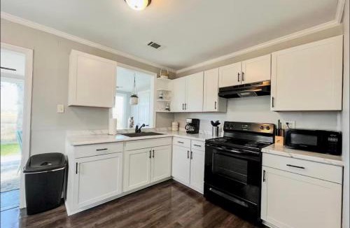 Beaufort House | 2 Bedroom - 1 Bath Waterfront Cottage with Spectacular Sunsets