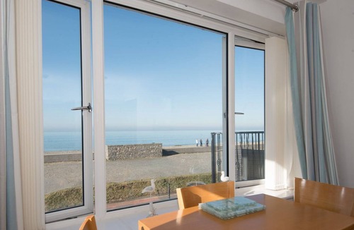 Dinas Dinlle Cabin | 2 bedroom accommodation in Caernarfon