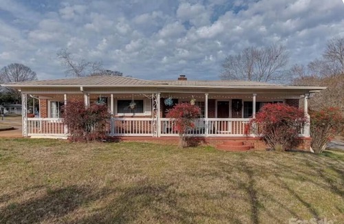Forest City House | 2-bedroom And 2 Bath house with WiFi, AC in delightful Forest City