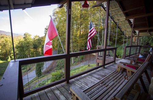 Fontana Dam Cabin | 2-bedroom cabin just 8 minutes from Tail of the Dragon