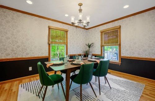 Cary House | 2 Bedroom ,King Bed,Tvs, Kids essentials, office, Grill, Crib, in Bond park