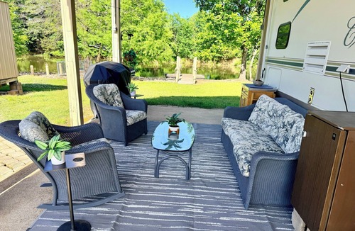 Decaturville House | 2-bedroom waterfront camper in welcoming Decaturville with AC for relaxing stays