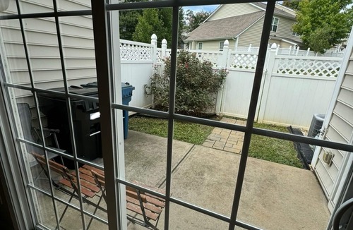 Belmont House | 2 beds 3 baths home with fenced yard. Great location!