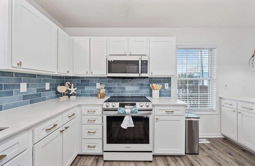 Ash House | 2 blocks 2 beach, Golf Cart, Outdoor Bar, Dogs Welcome, Beach Gear