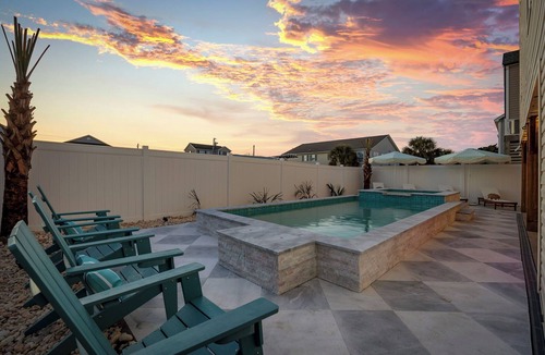 Ash House | 2 blocks 2 beach, Golf Cart, Outdoor Bar, Dogs Welcome, Beach Gear