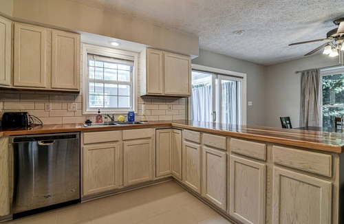 Oakley Apartment | 2 BR apt near Mtn to Sea Hiking Trail