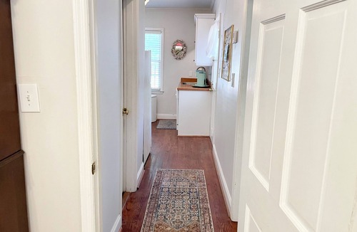 Old West Broad Neighborhood Apartment | 2 BR Gem on Taylor Street, Heart of Historic Savannah, Walk Everywhere!
