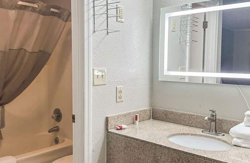 Guntersville Hotel | 2 Convenient Room Steps with 2 Queen Beds near Guntersville Nature Spots