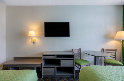Kill Devil Hills Hotel | 2 Double Beds Guestroom with Pool View