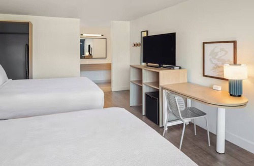 Hilton Head Island Hotel | 2 Family-Friendly Units w/Outdoor Pool & Free Breakfast Near Hilton Head Beach