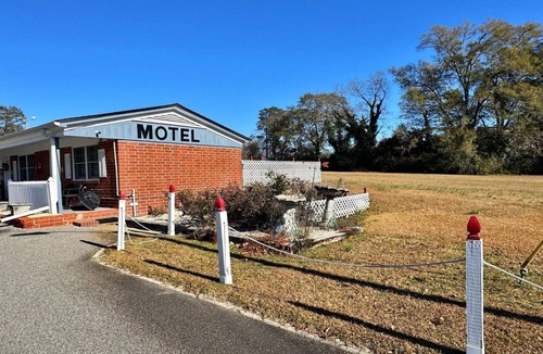 Chesterfield Apartment | 2 Full Beds Non-Smoking