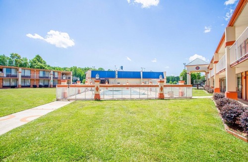 Greensboro Apartment | 2 Full Beds|Non-Smoking