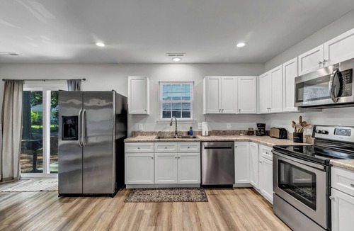 Wilmington House | 2 houses 1 mile to UNCW 4 miles to beach Grill Patio Pet friendly Parking