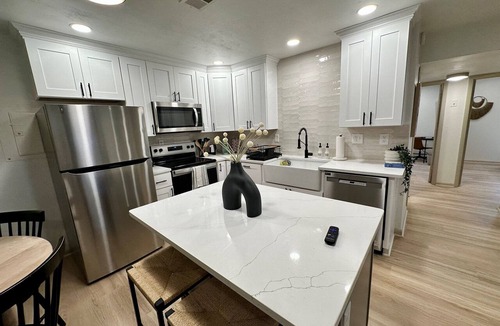 East Ocean View Apartment | 2 king beds -2nd floor walk 2 Beach u1