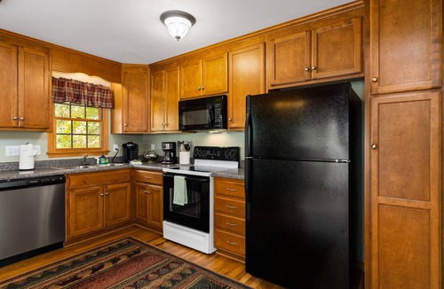Valley Creek Run Cabin | 2 Master Suites - Clean - Cozy - WiFi - Elk - Covered Porch - ezAccess - 5 Stars