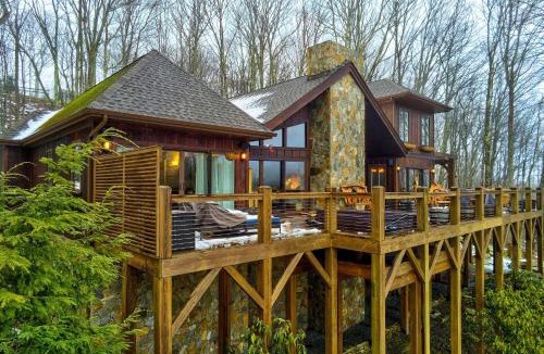 Beech Mountain House | 2 Mi to Slopes: Luxe Beech Mtn Cabin w/Hot Tub