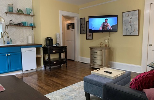 Flat Rock Apartment | 2 Person Hot Tub on Private Deck, 2 mi to DT Hendersonville/Flat Rock, King Bed