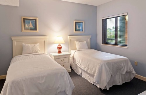 Hilton Head Island Resort | 2 Rooms: 3BR Condo w/Pool, Tennis, Kitchen and Easy Access to Local Restaurant