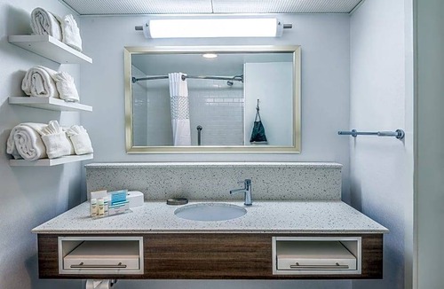 Second Ward Hotel | 2-Star Hotel ∙ Hampton Inn Charlotte Uptown