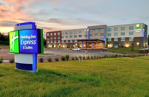 Umstead Hotel | 2-Star Hotel ∙ Holiday Inn Express & Suites Raleigh Airport - Brier Creek, an IHG Hotel