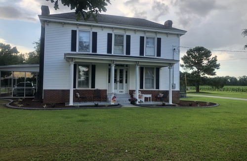 Wayne County House | 2 story farm house just off 795, sleeps 10+