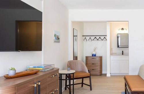 Talbot's Corner Hotel | 2 Welcoming East Nashville Rooms near Ryman Auditorium | Pool Access!