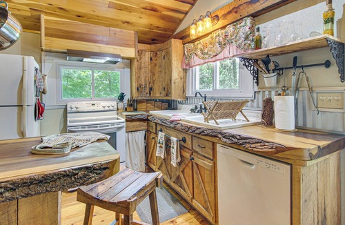 Skyland Cottage | 20-acre Cabin w/Pond: 6 Mi to River Arts District