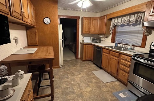 Supply House | 200.00 per Night! - 3 B/R house 2 miles to Holden Beach!