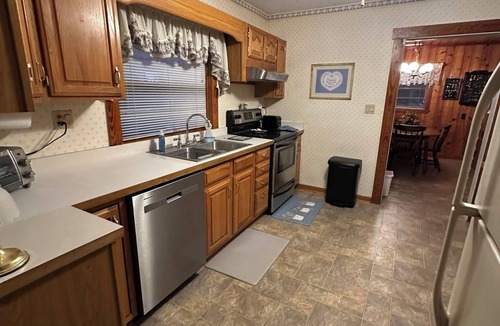 Supply House | 200.00 per Night! - 3 B/R house 2 miles to Holden Beach!