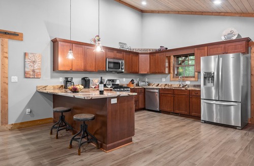 Skyland Cabin | 2019 Newly Built ~ LUXURY Cabin ~ 23 Acre Estate ~ Hot Tub ~ 8 miles to Downtown