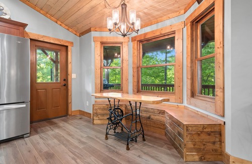 Skyland Cabin | 2019 Newly Built ~ LUXURY Cabin ~ 23 Acre Estate ~ Hot Tub ~ 8 miles to Downtown