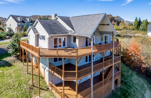 River Ridge House | 204 m² House ∙ 4 bedrooms ∙ 10 guests