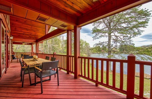 Mills River Cabin | 205 m² Cabin ∙ 3 bedrooms ∙ 12 guests