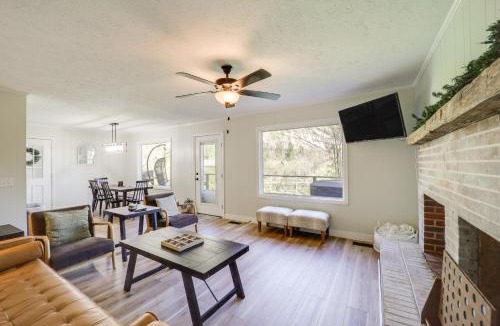 Lenoir House | 24-Acre Cottage with Hot Tub about 10 Mi to Blowing Rock