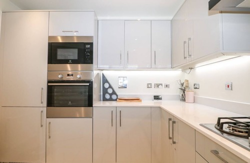Hartley Wintney House | 24 Baldwin Close, Hartley Wintney